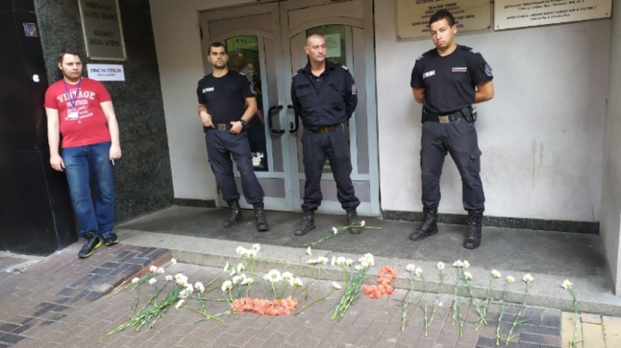 Протест с цветя пред сградата на администрацията на Софийска област